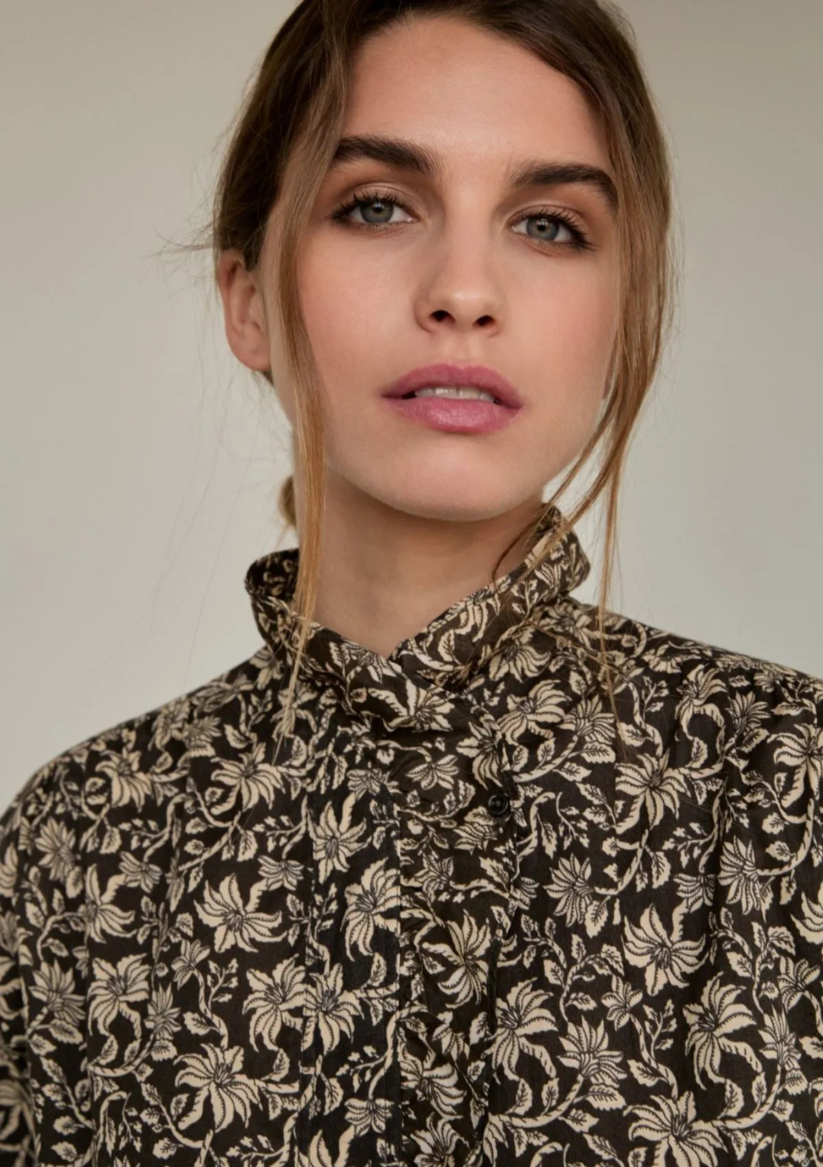 Romantic Shirt with Ruffle Collar | Yerse